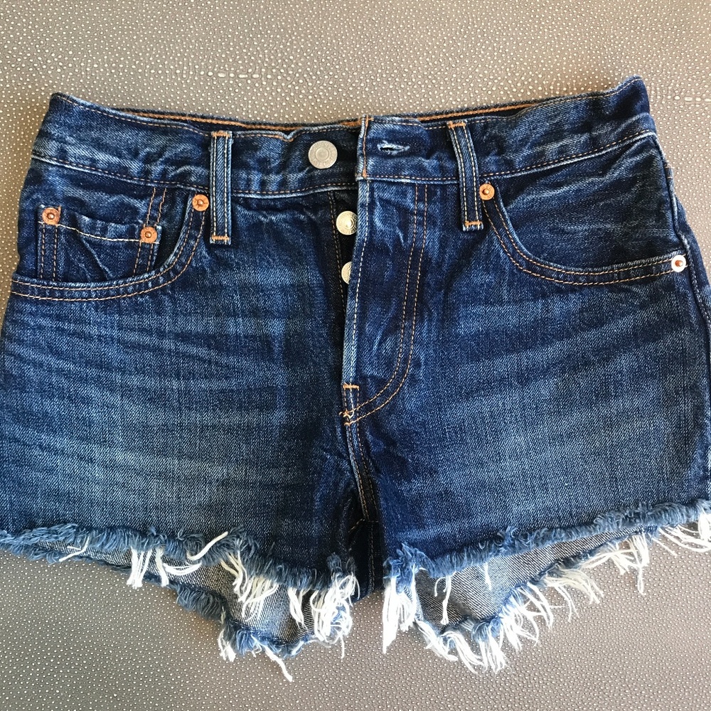 Levis Wedgie high waist shorts 24